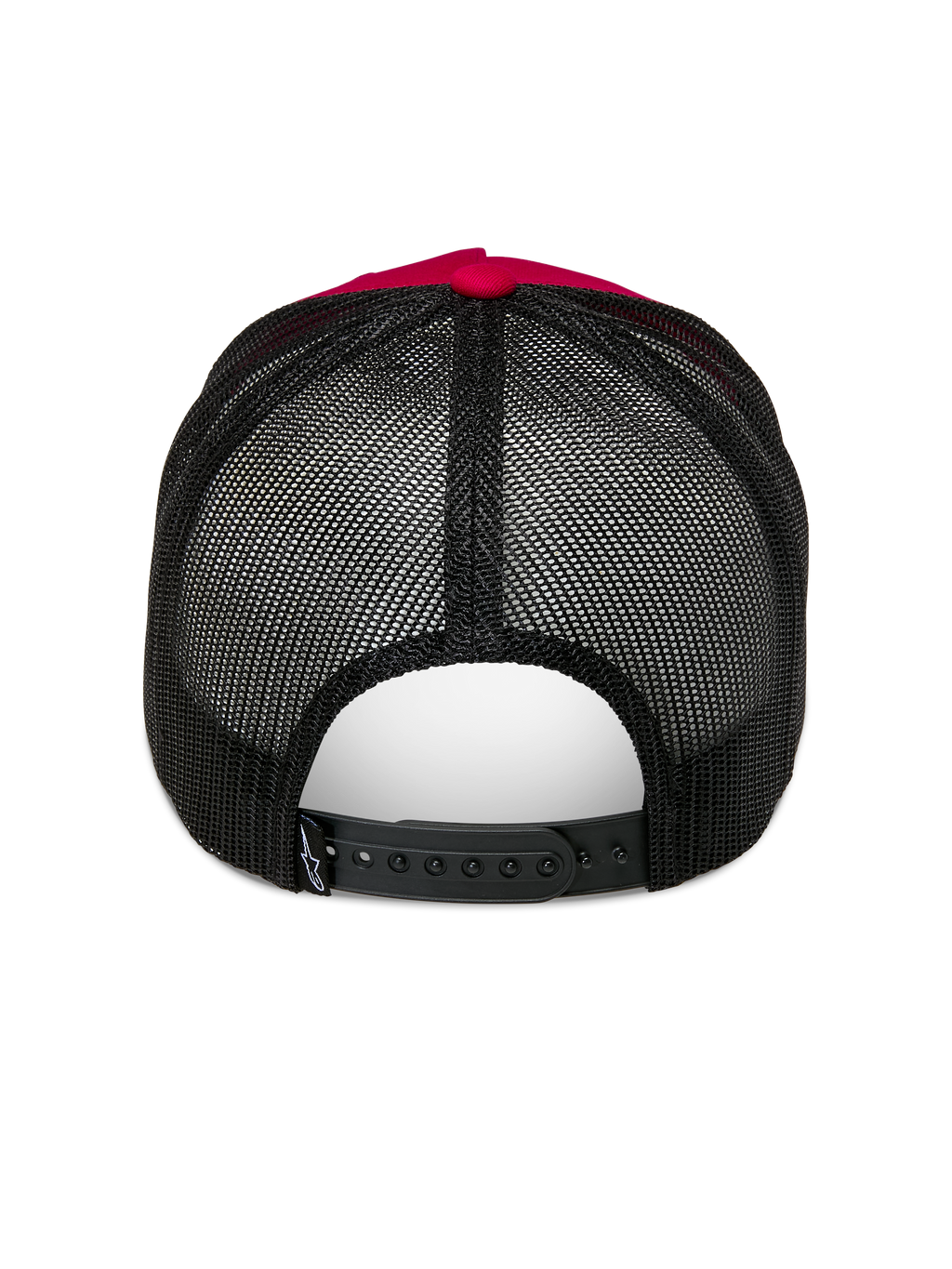 Alpinestars Ageless Trucker-pet, rood en zwart, achteraanzicht met zwarte mesh achterzijde en verstelbare snapback-sluiting, rode knop bovenzijde en kroondetails, casual motorsport hoofddeksel