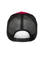 Alpinestars Ageless Trucker-pet, rood en zwart, achteraanzicht met zwarte mesh achterzijde en verstelbare snapback-sluiting, rode knop bovenzijde en kroondetails, casual motorsport hoofddeksel
