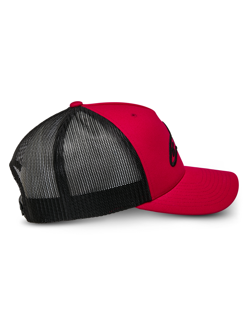 Alpinestars Ageless Trucker pet, rood en zwart, zijprofiel met rood gestructureerd voorpand en gebogen klep, zwarte ademende mesh achterpanelen, casual motorsport-geïnspireerde hoofdbedekking