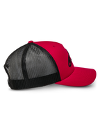 Alpinestars Ageless Trucker pet, rood en zwart, zijprofiel met rood gestructureerd voorpand en gebogen klep, zwarte ademende mesh achterpanelen, casual motorsport-geïnspireerde hoofdbedekking