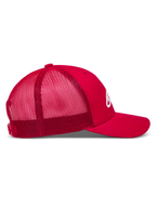 Alpinestars Ageless snapback hoed, rode truckerpet met ademende mesh achterkant, gebogen klep en 3D-logo.