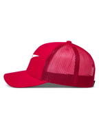 Alpinestars Ageless Trucker pet, rode sportswearpet met ademende mesh achterkant, gebogen klep en wit geborduurd logo.