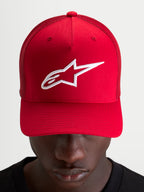 Alpinestars Ageless Snapback Pet, sportswear pet, rood met wit geborduurd Astars-logo, gestructureerde kroon en gebogen klep gedragen door een model