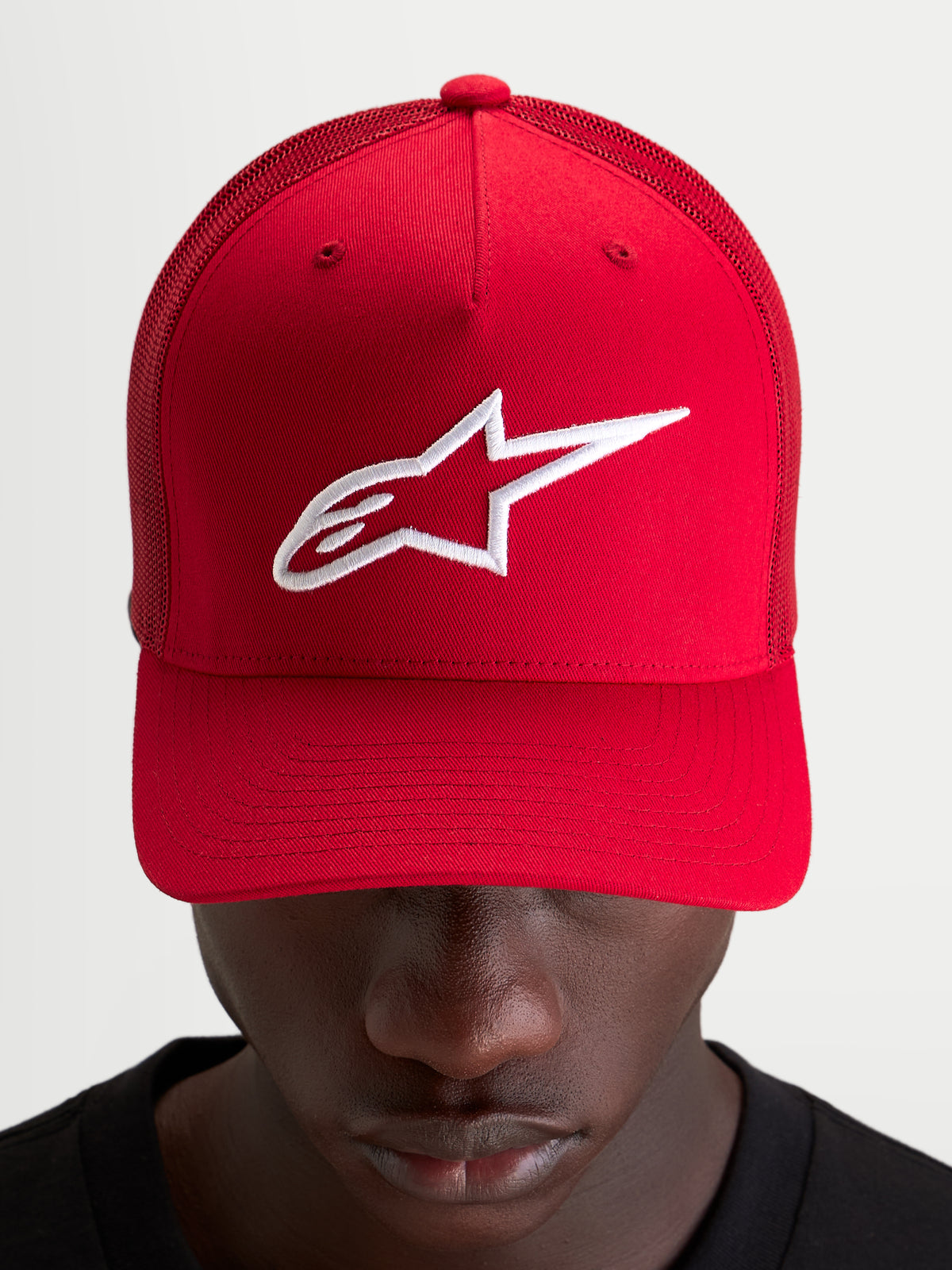 Alpinestars Ageless Snapback Pet, sportswear pet, rood met wit geborduurd Astars-logo, gestructureerde kroon en gebogen klep gedragen door een model