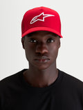 Alpinestars Ageless Snapback Pet, rode sportswear-pet gedragen door een model, met een wit 3D-geborduurd Astars-logo, gebogen klep, gestructureerde kroon en keperstof constructie