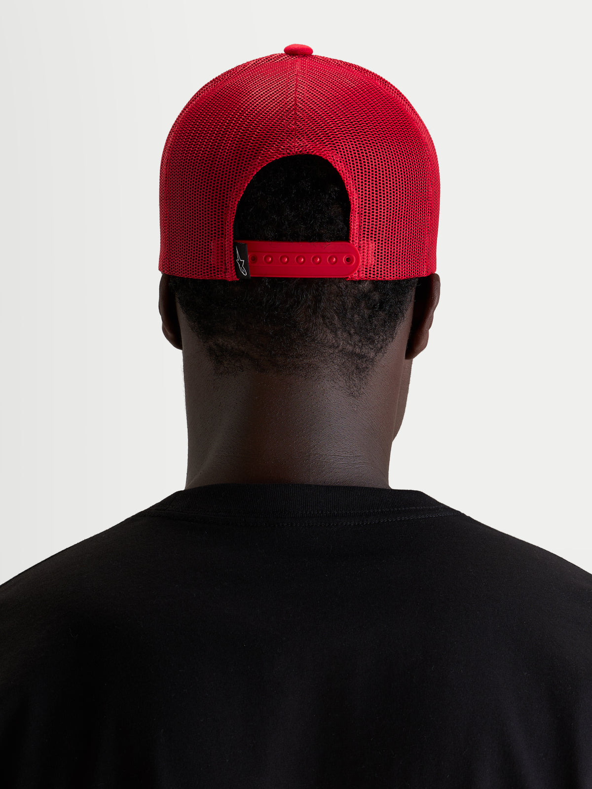 Alpinestars Ageless Snapback Pet, rode sportkledingpet, achteraanzicht met verstelbare snapbacksluiting en mesh panelen gedragen door model