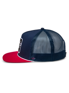 Alpinestars Control Trucker pet, zijaanzicht, marineblauw met rode platte klep, wit gevlochten koord detail, mesh achterzijde, casual motorsport-geïnspireerde hoofdbedekking