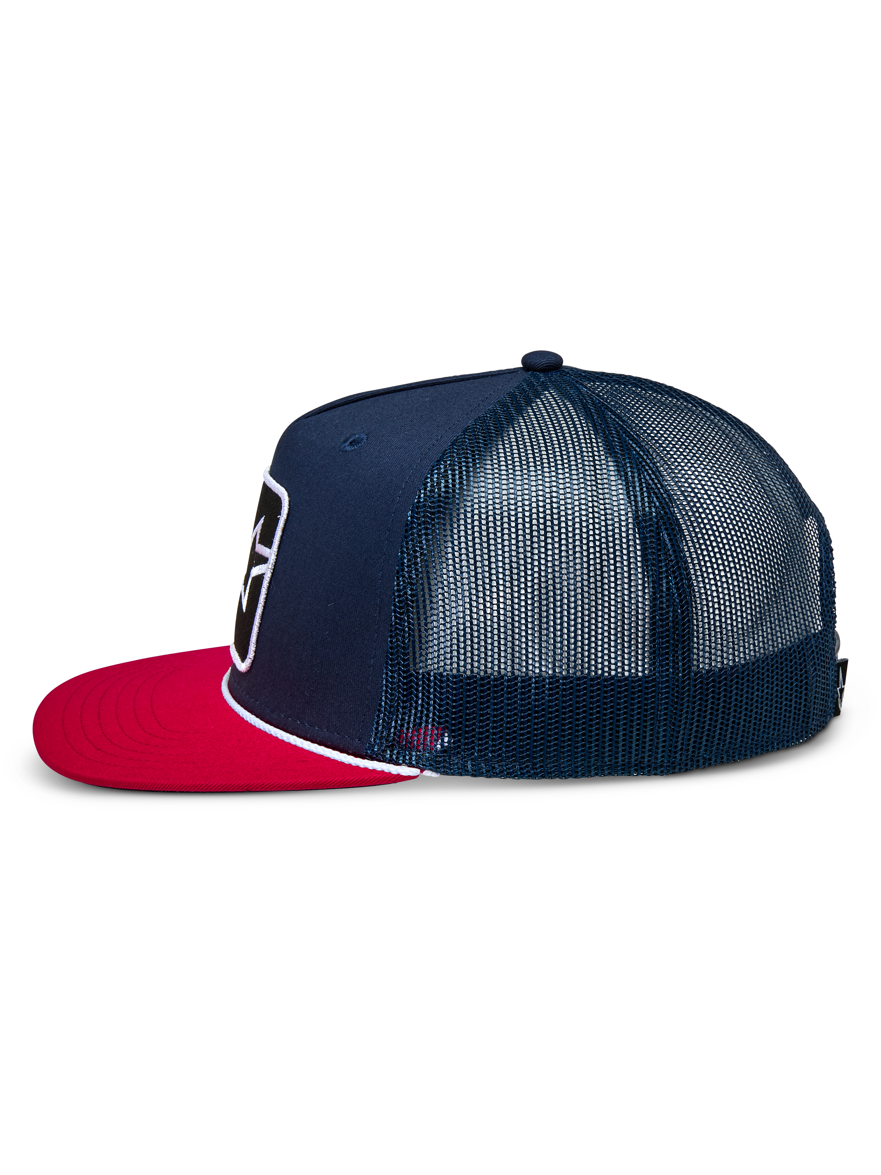 Alpinestars Control Trucker pet, zijaanzicht, marineblauw met rode platte klep, wit gevlochten koord detail, mesh achterzijde, casual motorsport-geïnspireerde hoofdbedekking