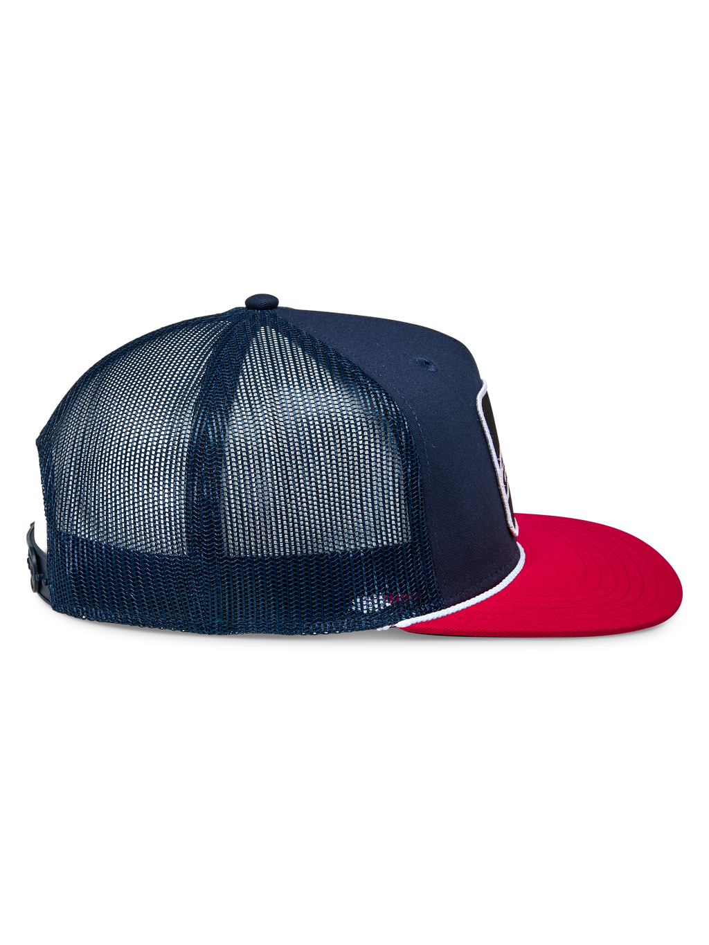 Alpinestars Control Trucker pet, marineblauw en rood, zijprofiel met marineblauw twill voorpaneel en mesh achterpanelen, platte rode klep met wit gevlochten koorddetail, casual motorsport-geïnspireerde hoofdbedekking