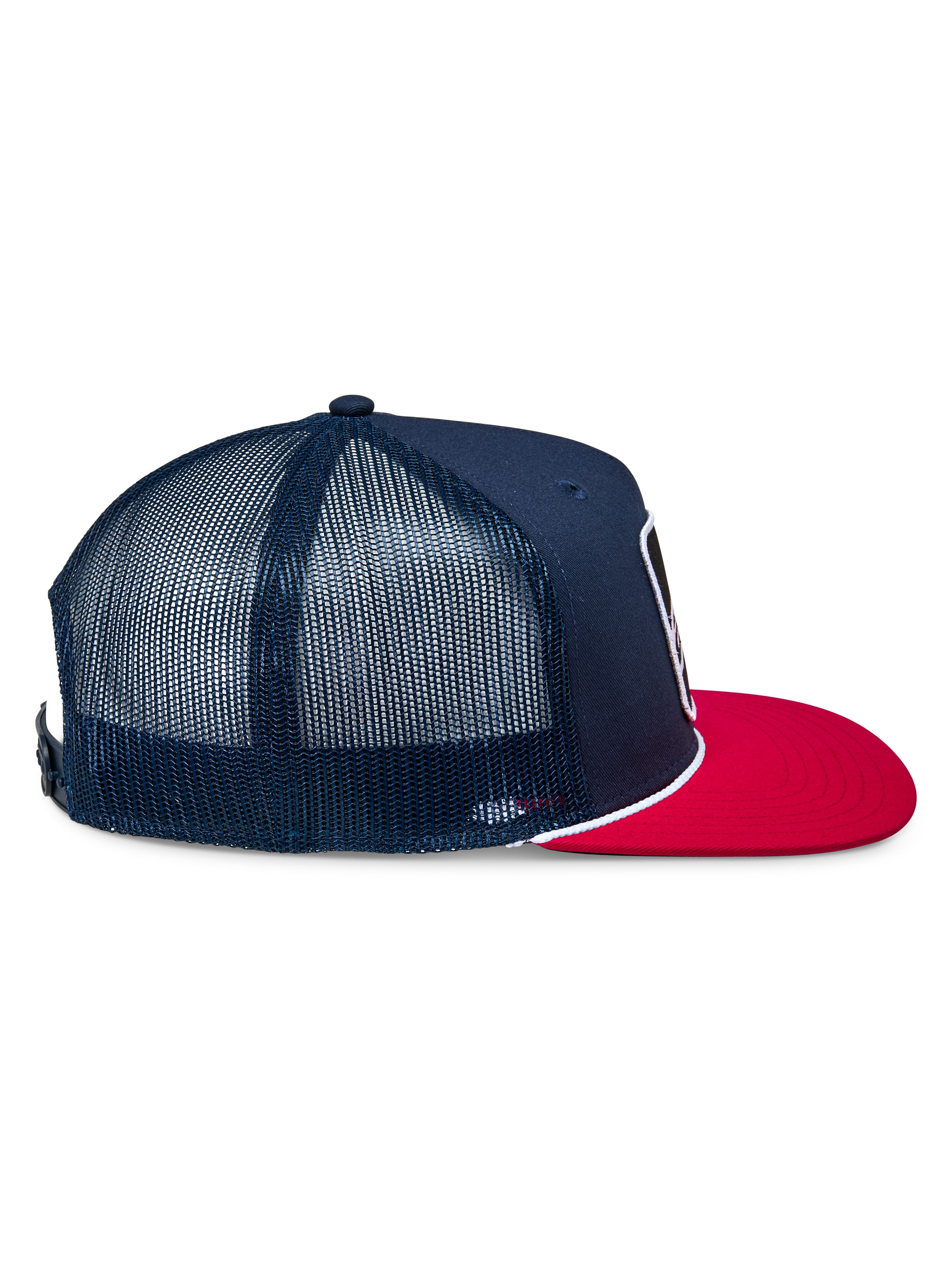 Alpinestars Control Trucker pet, marineblauw en rood, zijprofiel met marineblauw twill voorpaneel en mesh achterpanelen, platte rode klep met wit gevlochten koorddetail, casual motorsport-geïnspireerde hoofdbedekking