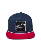 Alpinestars Control Trucker pet, marineblauw en rood, gestructureerde kroon met platte klep, Astars-logopatch op de voorkant met wit gevlochten koord, mesh achterkant, casual motorsport-hoofddeksel