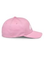 Alpinestars Ageless Multi pet, roze baseballcap, zijaanzicht, gebogen klep en gestructureerde kroon, wit 3D Astars-logo, casual motorsport-geïnspireerde streetwear