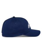 Alpinestars Ageless Multi pet, donkerblauw, zijaanzicht van een baseballcap met gebogen klep, gestructureerde kroon, stretch twill materiaal, casual motorsport-geïnspireerde hoofdbedekking