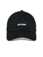 Alpinestars Deduce Strapback pet, zwart, vooraanzicht met wit ASTARS borduursel, gebogen klep, ongestructureerde lage kroon, casual motorsport hoofdbedekking