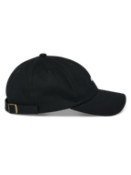Alpinestars Deduce Strapback pet, zwart, zijaanzicht, gebogen klep met ongestructureerde lage kroon, katoenen keperstof, verstelbare strapback-sluiting met metalen gesp, casual op motorsport geïnspireerde hoofdbedekking