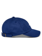 Alpinestars Deduce Strapback pet, blauw, zijaanzicht, gebogen klep, verstelbare strapback-sluiting met messing gesp, katoenen keperstof, casual hoofddeksel met wit geborduurd logo