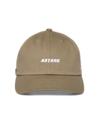 Alpinestars Deduce Strapback pet, khaki, ongestructureerde lage kroon met gebogen klep, wit geborduurd Astars-woordmerk op de voorkant, katoenen keperstof, casual motorsport-geïnspireerde pet