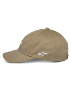 Alpinestars Deduce Strapback pet, khaki, zijaanzicht met wit geborduurd Astars-logo, gebogen klep, katoenen keperstof, casual motorsport streetwear