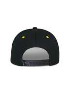 Alpinestars Thickness Snapback-pet, zwart en hi-vis geel, achteraanzicht met verstelbare snapback-sluiting, gele geborduurde oogjes, gestructureerde kroon, casual motorsport-hoofddeksel