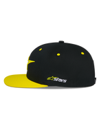 Alpinestars Thickness Snapback pet, zwart en hi-vis geel, zijaanzicht, gestructureerde kroon met gele ventilatiegaatjes en platte gele klep, geborduurd Astars-logo op de zijkant, casual motorsport hoofdbedekking