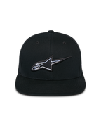 Alpinestars Thickness Snapback pet, zwart, vooraanzicht met gestructureerde kroon en platte klep, 3D-geborduurd Astars-logo met witte en lichtblauwe details, casual motorsport-geïnspireerde streetwear