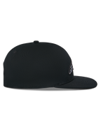 Alpinestars Thickness Snapback pet, zwart, zijprofiel, gestructureerde kroon met platte klep, katoenen keperstof, 3D-geborduurd logodetail, casual motorsport hoofdbedekking