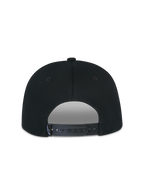 Alpinestars Thickness Snapback Pet, zwart, achteraanzicht met de verstelbare snapback-sluiting, zwarte kunststof sluiting met klein wit Astars-logolabel, gestructureerde kroon van katoenen keperstof, casual sportkleding