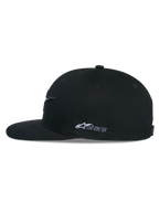 Alpinestars Thickness Snapback pet, zwart, zijaanzicht met gestructureerde kroon en platte klep, wit geborduurd Astars-logo op de zijkant, casual op motorsport geïnspireerde pet