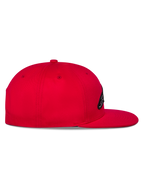 Alpinestars Thickness Snapback pet, rood, zijaanzicht met de platte klep en gestructureerde kroon, geborduurd logo op de voorkant, casual motorsport-geïnspireerde hoofdbedekking