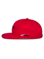Alpinestars Thickness Snapback pet, rood, zijaanzicht, platte klep en gestructureerde kroon, wit en zwart Astars-borduurwerk aan de zijkant, casual op motorsport geïnspireerde hoofdbedekking