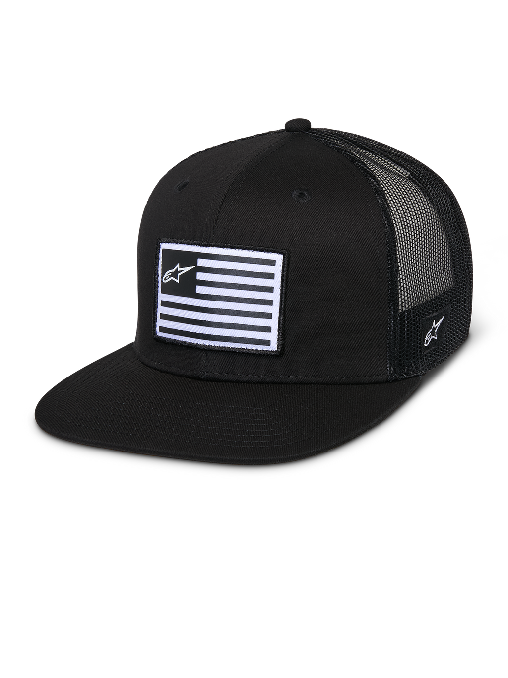 Alpinestars Flag Flat Trucker Hat, zwarte trucker pet met platte klep en gestructureerde kroon, ademende zwarte mesh achterkant, rechthoekige patch met horizontale strepen en ster-logo, borduursel aan de zijkant, casual motorsport-geïnspireerd ontwerp