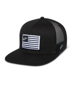 Alpinestars Flag Flat Trucker Hat, zwarte trucker pet met platte klep en gestructureerde kroon, ademende zwarte mesh achterkant, rechthoekige patch met horizontale strepen en ster-logo, borduursel aan de zijkant, casual motorsport-geïnspireerd ontwerp