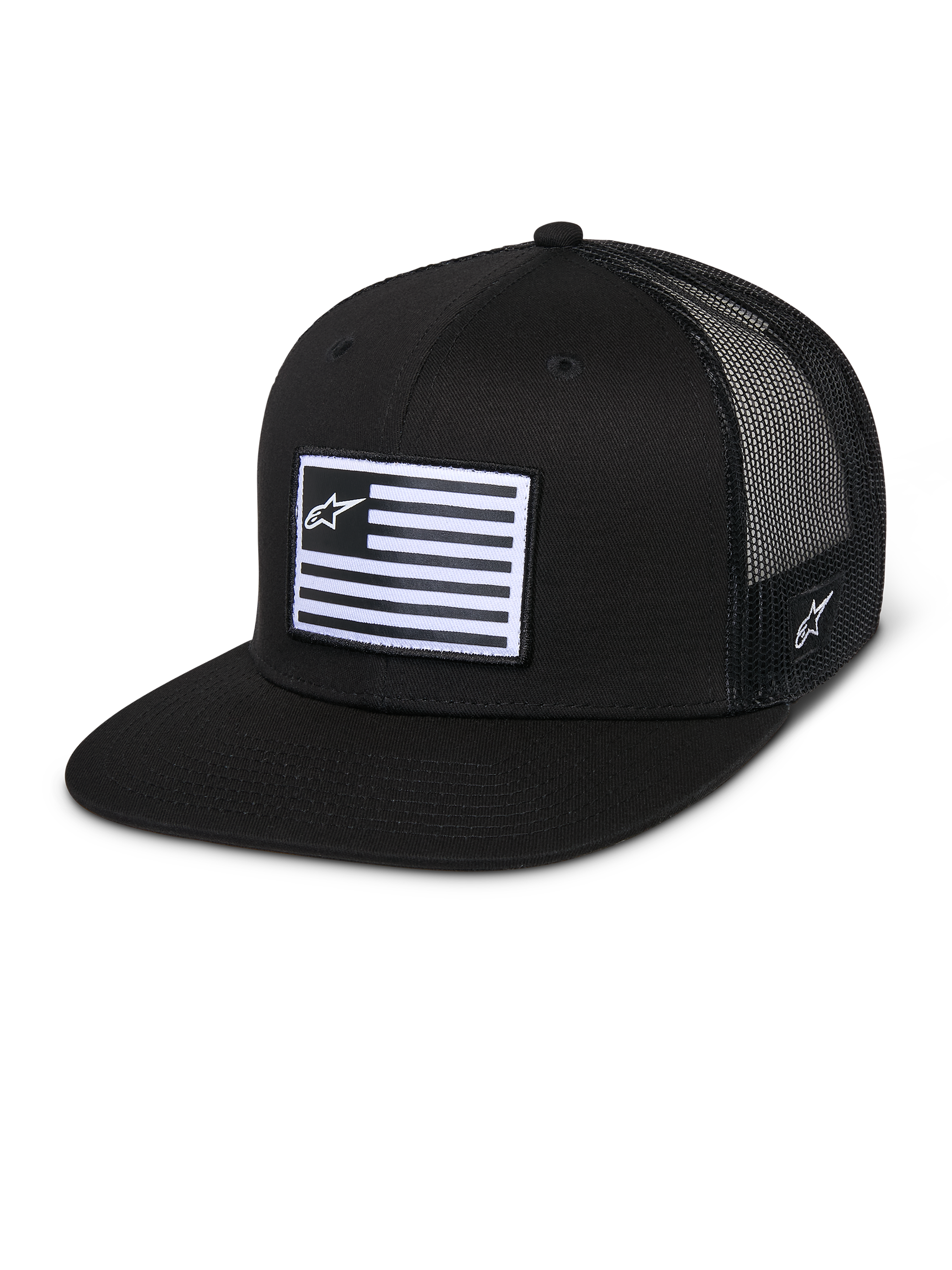Alpinestars Flag Flat Trucker Hat, zwarte trucker pet met platte klep en gestructureerde kroon, ademende zwarte mesh achterkant, rechthoekige patch met horizontale strepen en ster-logo, borduursel aan de zijkant, casual motorsport-geïnspireerd ontwerp
