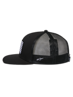Alpinestars Flag Flat Trucker pet, zijaanzicht, zwart, platte klep en gestructureerde kroon, ademende polyester mesh achterzijde, vlagpatch aan de voorzijde en wit geborduurd logo aan de zijkant, casual motorsport-geïnspireerde pet