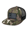 Alpinestars Flag Flat Trucker Hat, groene camouflage en zwart, truckerpet met platte klep en ademende mesh achterkant, gestructureerde kroon voorzien van een zwarte logo-patch in vlagstijl, casual motorsport hoofdbedekking.