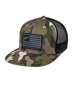 Alpinestars Flag Flat Trucker Hat, groene camouflage en zwart, truckerpet met platte klep en ademende mesh achterkant, gestructureerde kroon voorzien van een zwarte logo-patch in vlagstijl, casual motorsport hoofdbedekking.