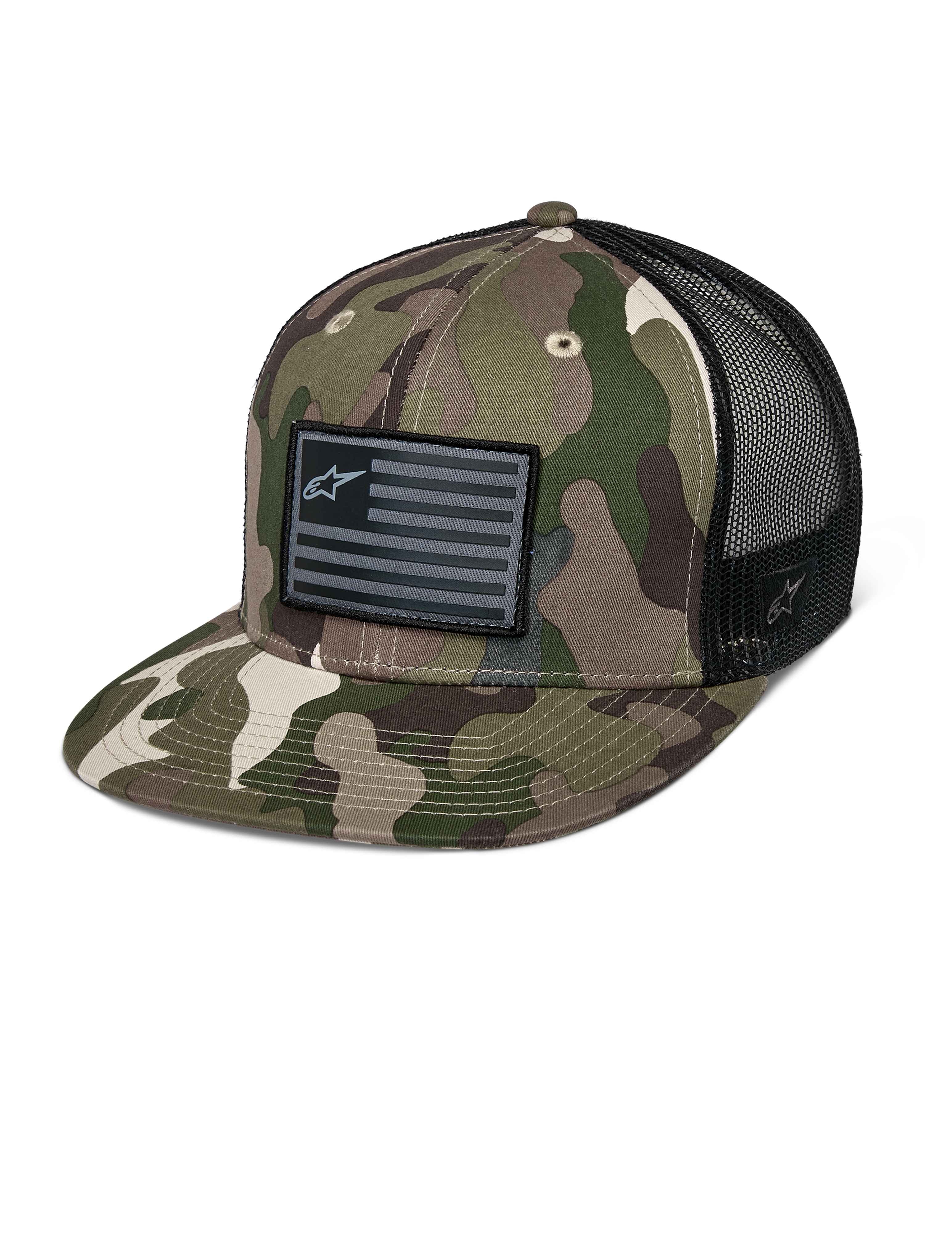 Alpinestars Flag Flat Trucker Hat, groene camouflage en zwart, truckerpet met platte klep en ademende mesh achterkant, gestructureerde kroon voorzien van een zwarte logo-patch in vlagstijl, casual motorsport hoofdbedekking.