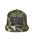 Alpinestars Flag Flat Trucker pet, groene camouflage en zwart, platte klep met gestructureerde kroon, zwarte vlag patch met Alpinestars logo, mesh achterzijde, casual motorsport-geïnspireerde hoofdbedekking
