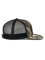Alpinestars Flag Flat Trucker pet, groene camouflage en zwart, zijprofiel met platte camouflageklep, gestructureerde voorkant en ademende zwarte mesh achterzijde, snapback-sluiting, casual motorsport-hoofddeksel