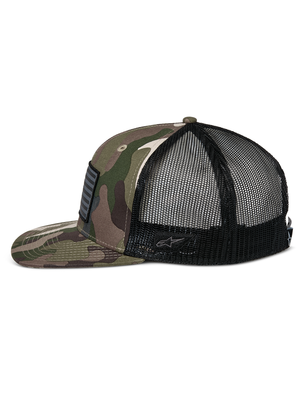 Alpinestars Flag Flat Trucker pet, groene camouflage en zwart, platte klep en gestructureerde kroon, camouflage twill voorkant met zwarte mesh achterkant, zijaanzicht met merrow-vlagpatch en geborduurd logo, casual op motorsport geïnspireerde streetwear