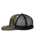 Alpinestars Flag Flat Trucker pet, groene camouflage en zwart, platte klep en gestructureerde kroon, camouflage twill voorkant met zwarte mesh achterkant, zijaanzicht met merrow-vlagpatch en geborduurd logo, casual op motorsport geïnspireerde streetwear