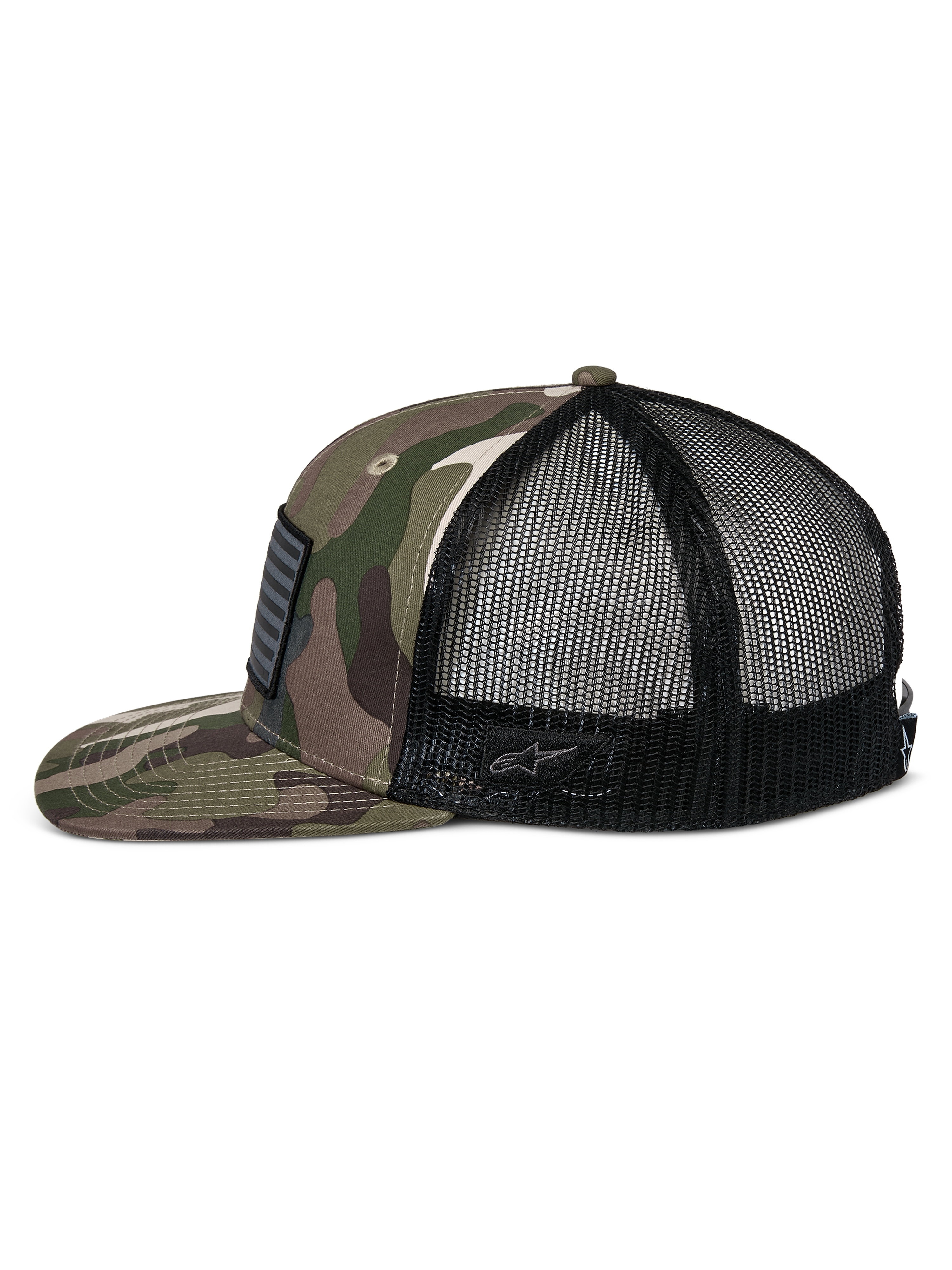 Alpinestars Flag Flat Trucker pet, groene camouflage en zwart, platte klep en gestructureerde kroon, camouflage twill voorkant met zwarte mesh achterkant, zijaanzicht met merrow-vlagpatch en geborduurd logo, casual op motorsport geïnspireerde streetwear