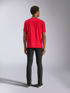 Alpinestars Frontal CSF Tee, T-shirt met korte mouwen, rood, achteraanzicht op model met zwarte broek, casual performance sportkleding
