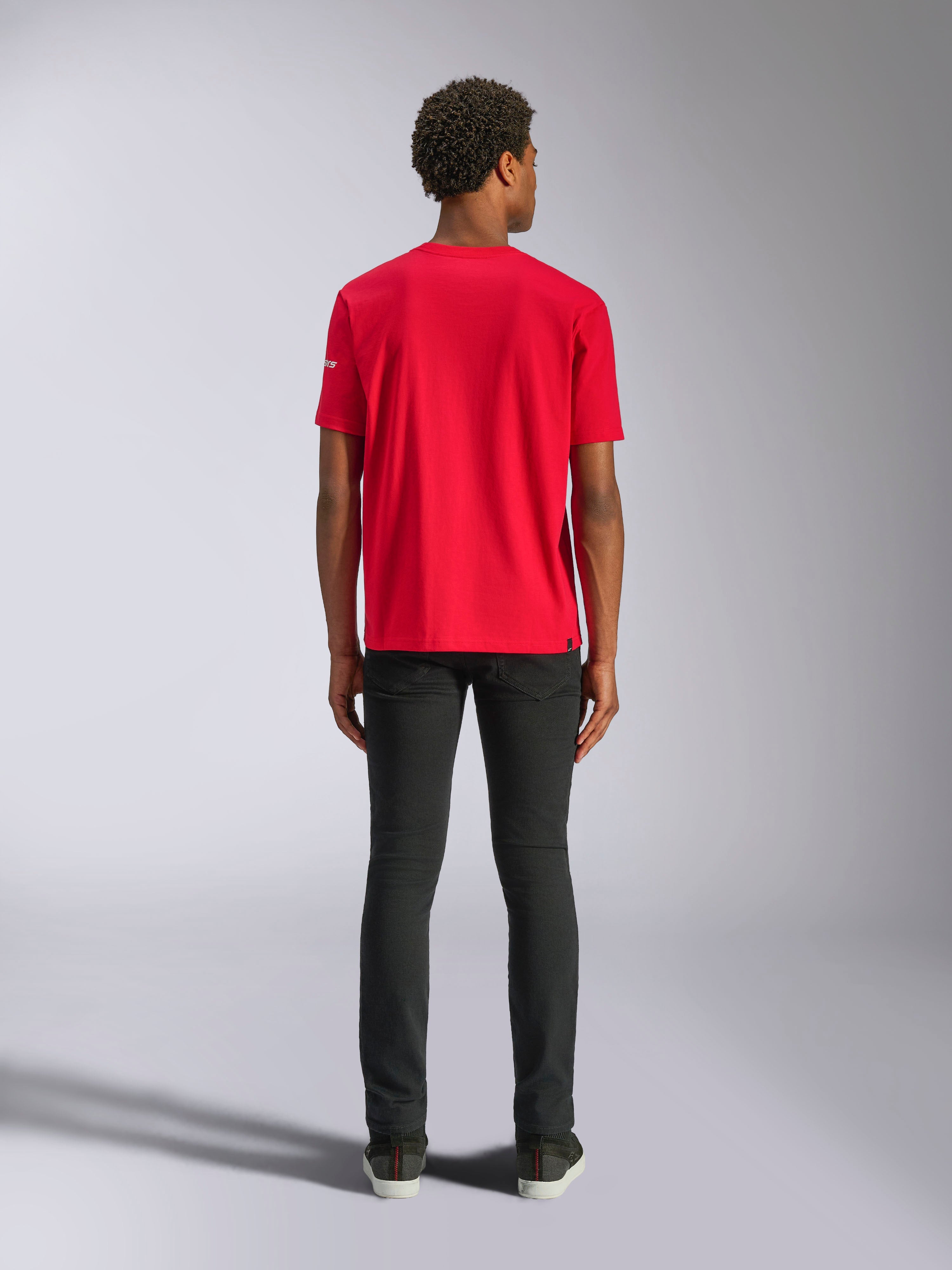 Alpinestars Frontal CSF Tee, T-shirt met korte mouwen, rood, achteraanzicht op model met zwarte broek, casual performance sportkleding
