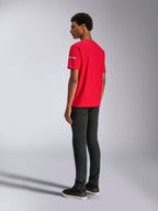 Alpinestars Frontal CSF Tee, T-shirt met korte mouwen, rood, achteraanzicht op model, met wit logo op de mouw, gecombineerd met een zwarte broek, performance casual streetwear