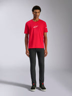 Alpinestars Frontal CSF Tee, T-shirt met korte mouwen, rood, klein wit Astars-logo op de borst, gedragen door model met zwarte broek en schoenen, casual performance sportkleding