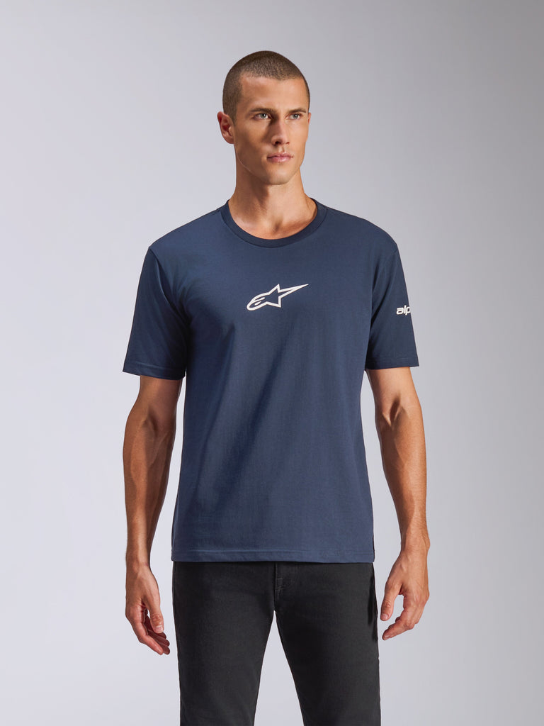 Alpinestars Frontal CSF Tee, T-shirt met korte mouwen, navy, wit Astars-logo op de borst, casual motorsport streetwear, man draagt het shirt met een zwarte broek