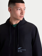 Alpinestars Speeder Resolve Windbreaker Jas, lichtgewicht herensportswear voor dagelijks gebruik, zwart, polyester, on-model weergave met logo op de borst en gespikkelde trekkoorden.