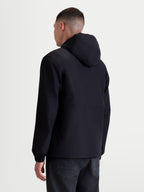 Alpinestars Speeder Resolve Windbreaker Jas, heren sportswear windbreaker voor stedelijk gebruik, zwart, achteraanzicht op model, lichtgewicht en ademende textielconstructie met een verstelbare capuchon.