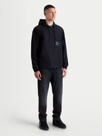Alpinestars Speeder Resolve windbreaker jas, heren sportswear windbreaker, zwart, voorzien van een meshvoering, verstelbare capuchon met trekkoord en kenmerkende motorsport-branding op de borst en mouw, getoond op model voor urban layering.
